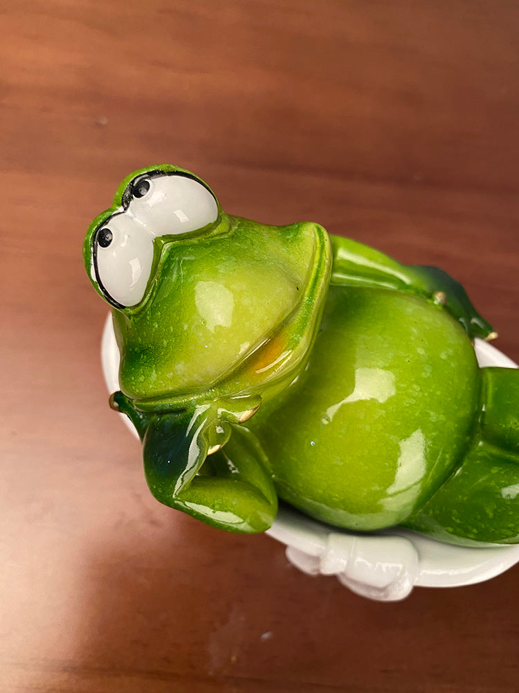 Chilling Frog Statue – The Madd Potter