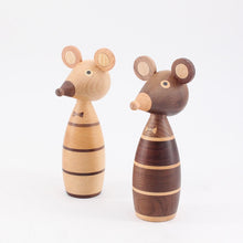 Load image into Gallery viewer, Wooden Couple Mouse Decor
