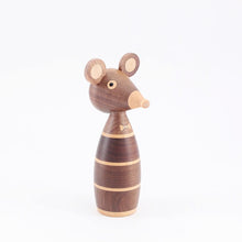 Load image into Gallery viewer, Wooden Couple Mouse Decor
